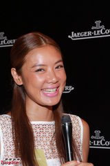 组图：乐基儿亮相名表酒会古铜肤色健康优雅