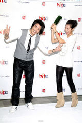 幻灯图：阿杜宣传新专辑 被mv女主角用酒瓶砸头