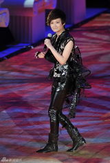 组图：众艺人水立方开唱 李宇春镂空皮衣抢眼