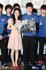 组图：吕珍九等出席电影《机关枪传教士》首映会