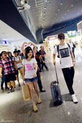 组图：胡夏离台黑超便服现身机场 粉丝不舍送机