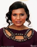 组图：《明迪烦事多》敏迪-卡灵亮相艾美红毯