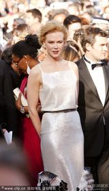 组图：《维纳斯》首映 妮可时尚裙装露背