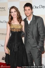 组图：《一天》纽约首映 安妮海瑟薇礼服华美高贵
