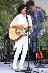 组图：张芸京新造型女人味 传与小煜暧昧粉丝心碎