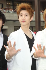 组图：SJ-M台北签唱会 兄弟情深互喂台湾小吃