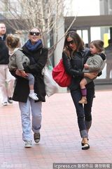 组图：杰西卡-帕克幼女当街热舞hip-hop星范儿十足