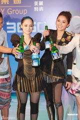 组图：Twins开唱庆出道十年 镇定处理现场意外