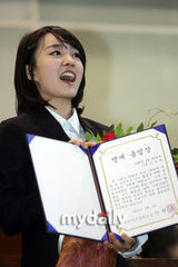 幻灯图集：尹河获荣誉高中毕业证书 弥补多年遗憾