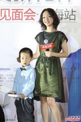 组图：周迅亮相上海优雅文静