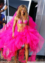 幻灯图：夏奇拉粉色纱裙唯美朦胧 秀软骨功蛮腰诱人