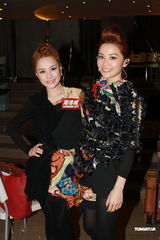 组图：Twins平安夜狂欢 阿Sa称阿娇的缘分尚未到