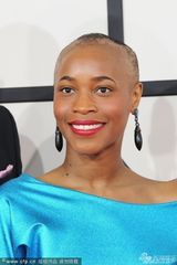 组图：56届格莱美红毯 泰勒透视麦当娜反串绅士