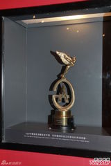 组图：设计师展出梅艳芳演出服 何韵诗做小助理