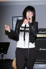 组图：戴爱玲十周年演唱会彩排 范逸臣现身探班打气