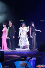 组图：甄妮等红馆开唱 潘美辰唱情歌疑示爱