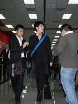 组图：三浦春马访台粉丝接机 宣传新片玩睫毛夹牙签