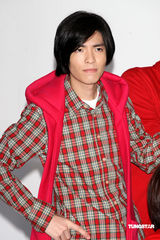 幻灯：华纳众歌手身着喜庆红衣拍圣诞大片