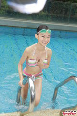 组图：港姐佳丽首度泳衣亮相 水上展傲人身姿