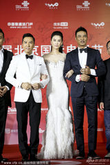 组图：黄圣依白裙清丽 获甄子丹任达华左右护花