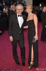 组图：群星闪耀红毯 暮光女拄拐海瑟薇优雅