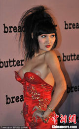 组图：爆乳女高叉旗袍露胸贴 亮相发布会力压陈乔恩