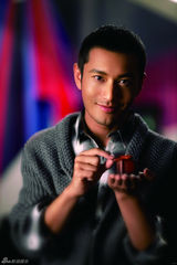 组图：黄晓明圣诞温暖写真 希望能带父母周游世界