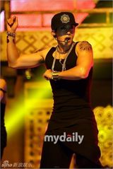 组图：雪莉灿烈主持MCD 金贤重扯衣秀人鱼线