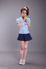高清组图：i Me学生装秀美腿 舌舔冰激凌春光无限