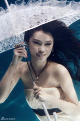组图：韩丹彤拍水下魅惑写真 变身美人鱼秀性感
