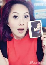 组图：杨千嬅再秀唯美婚纱 巴黎浪漫骑旋转木马