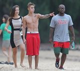 组图：比伯玩惊险悬崖跳水 飞身一跃跳入大海