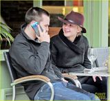 组图：劳伦斯与男友牵手 捏脸摸头亲密互动