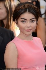 组图：金球红毯《摩登家庭》童星粉嫩美艳