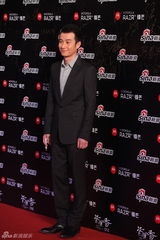 高清图：2011网络盛典文章帅气西装现身红地毯
