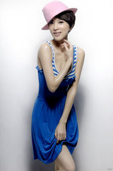 幻灯图：金巧巧展清凉夏日风 海军蓝裙装性感撩人 