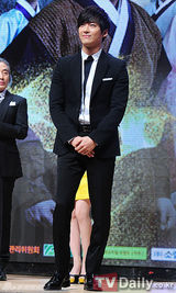 组图：朴真熙露背黑裙亮相《龟岩许浚》发布会