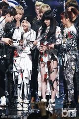 组图：韩团2NE1《M countdown》打榜拿第一