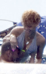 幻灯图集：蕾哈娜与棒球手新欢勾脖露天调情