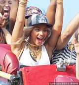 组图：碧昂斯游乐园疯迷过山车 尖叫狂笑不已