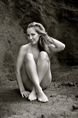 组图：美国军嫂争相拍火辣照 欲向丈夫传情