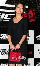 组图：李秉宪新片上映未婚妻现身 金泰熙等捧场