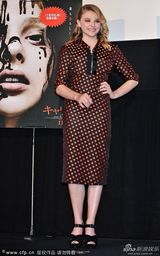 组图：《魔女嘉莉》记者会 科洛波点裙复古迷人