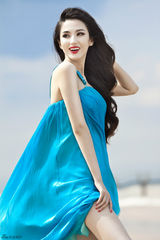 组图：蓝燕沙滩写真蓝白纱裙显诱惑