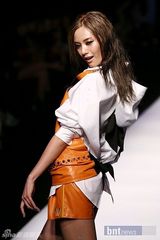 组图：f(x)宋茜与朴宰范全慧彬等众星云集时尚秀场