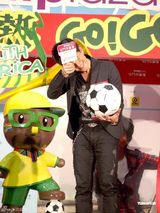 高清图：任贤齐和歌迷玩球 闪避为防看到对方走光