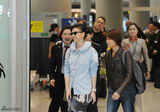 组图：孙燕姿机场亮相引众粉丝追逐围观
