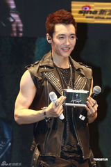 组图：王野发片秀肌肉 母亲带家常菜抵京支持