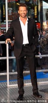 组图：《铁甲钢拳》伦敦首映 休-杰克曼比划拳脚