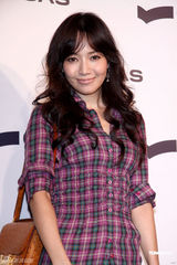 组图：侯佩岑休闲装亮相派对 香月明美低胸性感